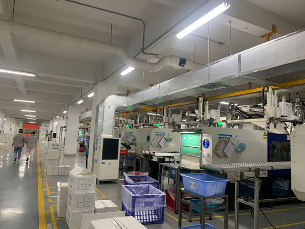 注塑廠車間降溫安裝蒸發冷省電空調-立式管道機